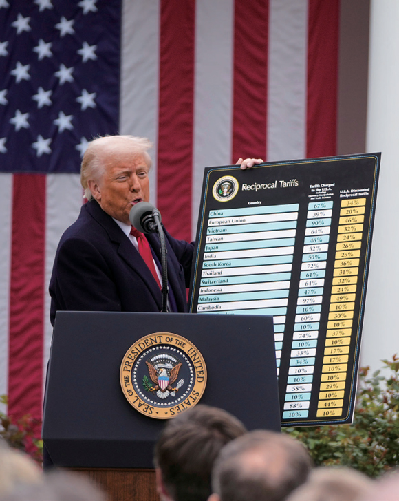 도널드 트럼프 대통령이 4월2일 미국 워싱턴 백악관에서 열린 신규 관세 발표 행사에서 연설하고 있다. ⓒAP 연합