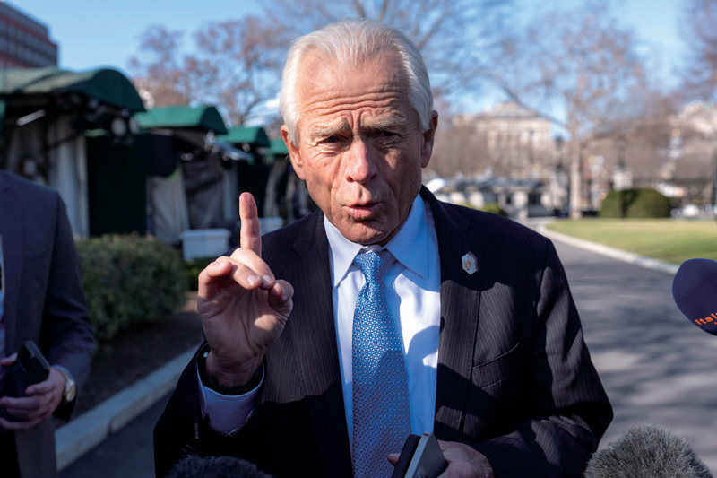 피터 나바로 백악관 무역·제조업 담당 고문이 3월11일 워싱턴 백악관에서 기자들과 이야기를 나누고 있다. ⓒAP 연합