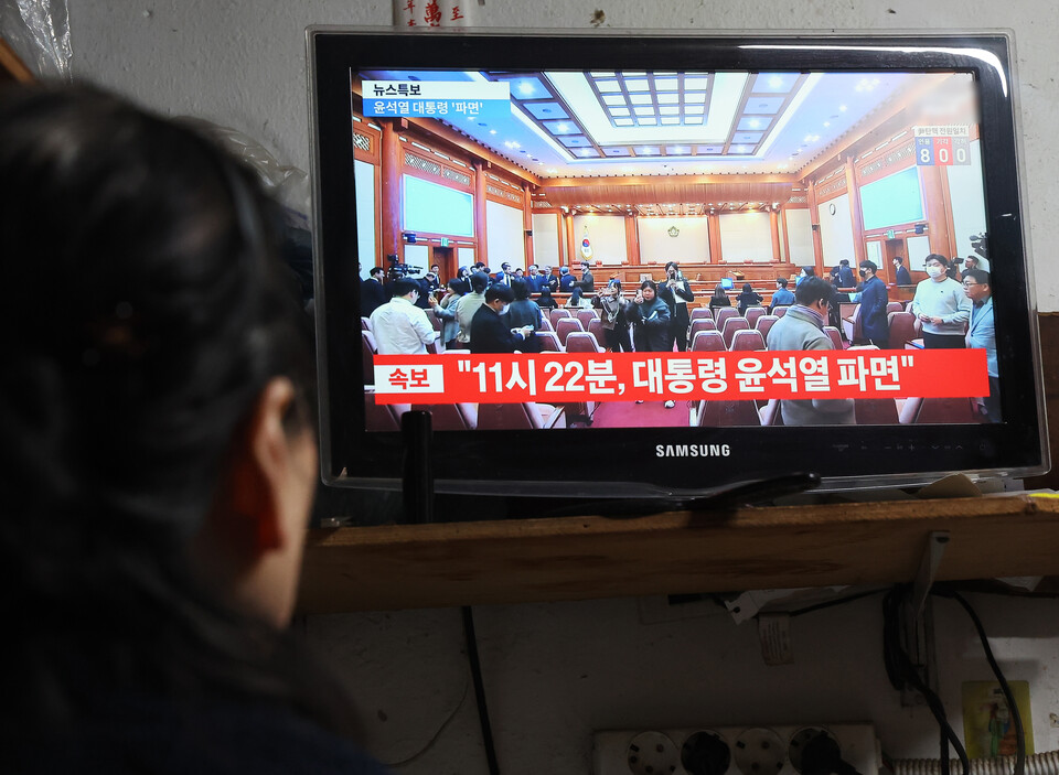 4일 경기도 수원시 한 전통시장에서 상인이 헌법재판소의 윤석열 대통령 탄핵 심판 선고를 TV를 통해 지켜보고 있다. ⓒ연합뉴스