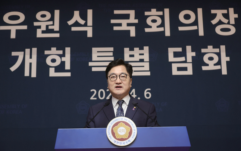 우원식 국회의장이 4월6일 기자회견을 통해 대선과 개헌 국민투표를 함께 치르자고 제안하고 있다. ⓒ연합뉴스