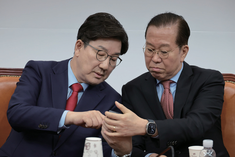 4월4일 윤석열 전 대통령 탄핵 선고를 앞두고 국회에서 열린 비상대책위원회의에 참석한 국민의힘 권영세 비상대책위원장(오른쪽)과 권성동 원내대표 ⓒ시사저널 박은숙