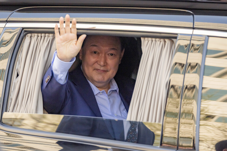 윤석열 전 대통령이 4월11일 서울 용산구 한남동 관저에서 나와 서초동 사저로 향하며 지지자들을 향해 손을 흔들고 있다. ⓒ 연합뉴스