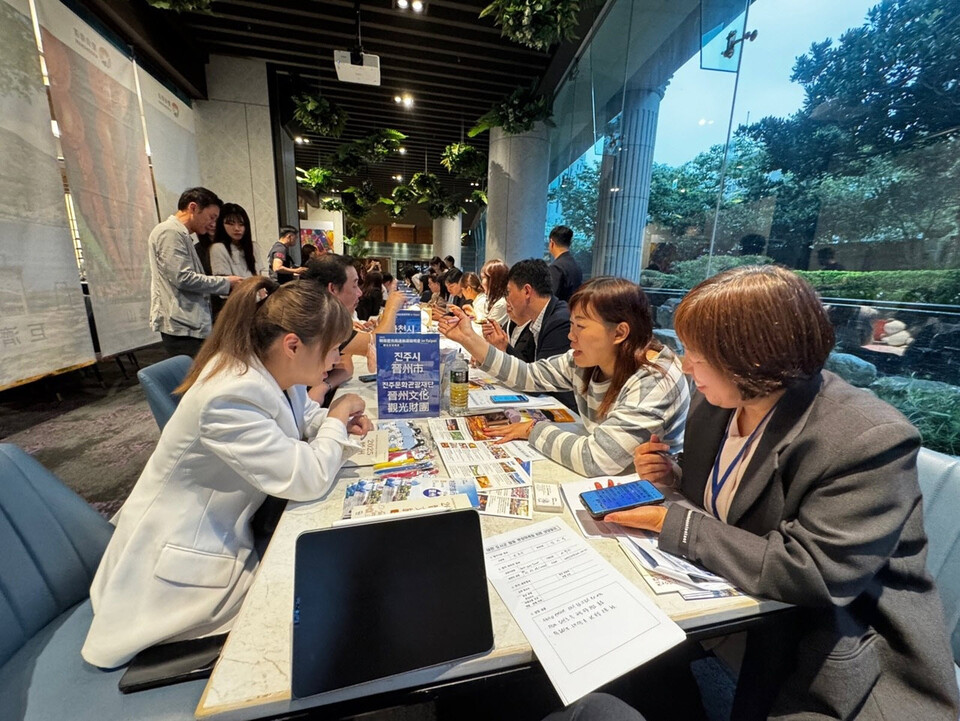 진주시와 진주문화관광재단이 대만 관광업계 B2B 트래블마트’ 행사에서 현지 여행업계 관계자를 대상으로 관광설명회와 상담 데스크를 운영하며 진주시의 매력을 소개하고 있다. ⓒ진주시