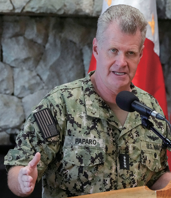 2024년 8월29일 필리핀 육군사관학교에서 열린 기자회견 도중, 인도태평양사령관인 새뮤얼 퍼파로 제독이 손짓하고 있다. ⓒAP 연합