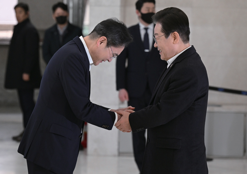 이재명 당시 더불어민주당 대표(오른쪽)가 3월20일 서울 강남구 멀티캠퍼스 역삼 SSAFY 서울캠퍼스에서 열린 청년 취업 지원을 위한 현장 간담회에 참석해 로비에 마중 나온 이재용 삼성전자 회장과 인사하고 있다. ⓒ연합뉴스