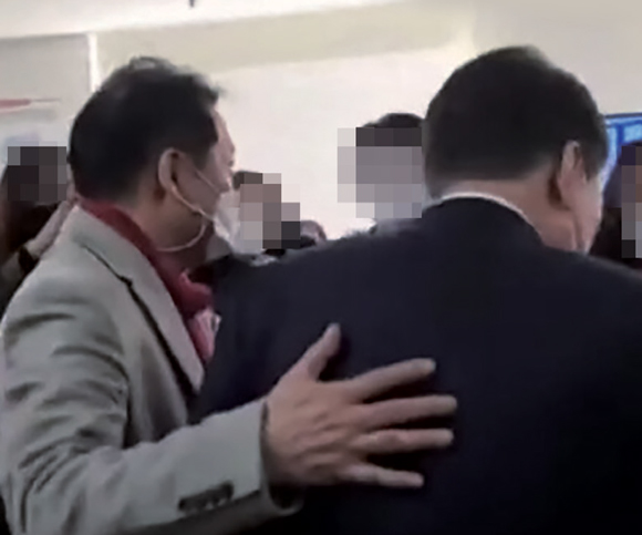 전성배씨가 2022 년 1 월 국민의힘 선거대책본부 네트워크 본부에서 당시 윤석열 후보의 등에 손을 얹고 근무자들과 인사하도록 하고 있다. ⓒYoutube 화면캡처