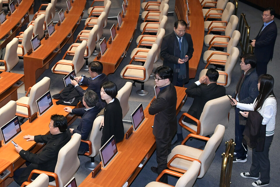 4일 새벽 서울 여의도 국회 본회의장에 한동훈 국민의힘 대표 및 친한계 의원들이 자리하고 있다. 이날 비상계엄 해제 요구 결의안에는 여당에서 18명이 참석해 전원 찬성표를 던졌다. ⓒ연합뉴스