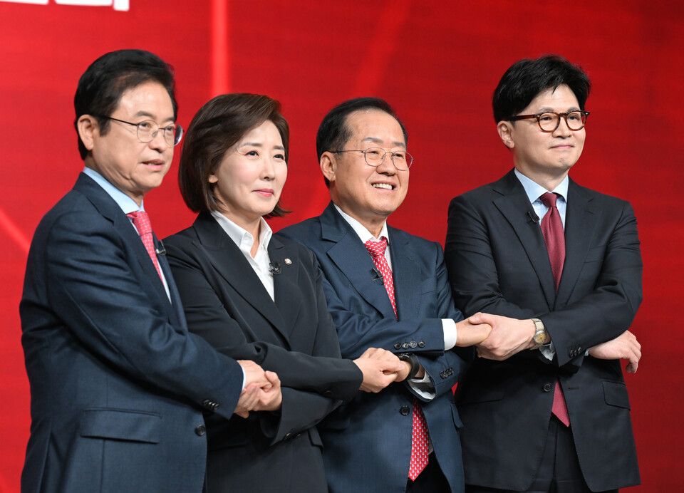 20일 서울 강서구 ASSA아트홀에서 열린 국민의힘 제21대 대통령 후보자 1차 경선 조별 토론회에서 B조 후보들이 시작 전 기념 촬영을 하고 있다. 왼쪽부터 이철우·나경원·홍준표·한동훈 후보. ⓒ국회사진기자단