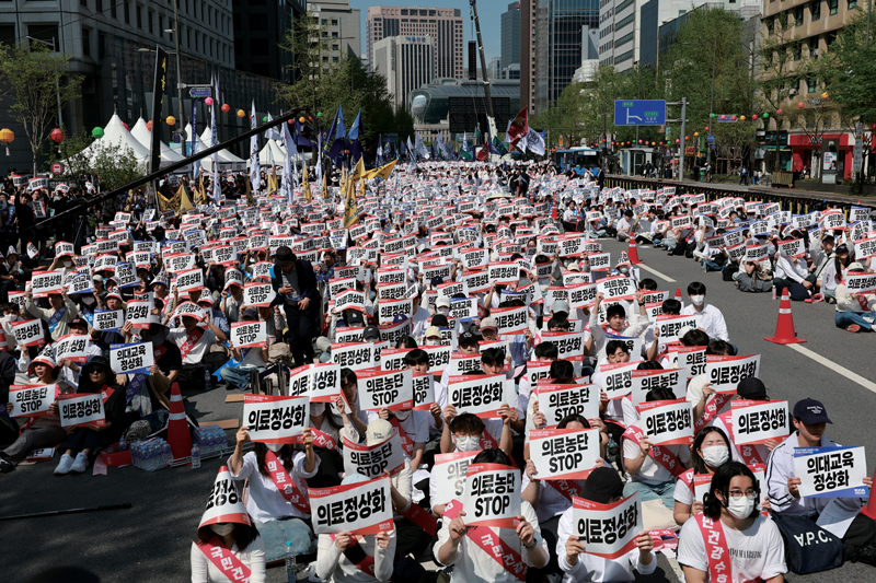 4월20일 서울 중구 숭례문 인근 세종대로에서 열린 ‘의료정상화를 위한 전국 의사 궐기대회’ 참가자들이 구호를 외치고 있다. ⓒ연합뉴스