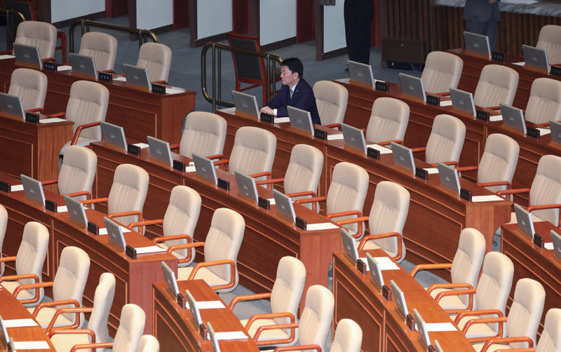 2024년 12월7일 윤석열 대통령 탄핵소추안 표결을 앞두고 텅 빈 국회 본회의장 국민의힘 의원석에 안철수 의원만이 자리를 지키고 있다. ⓒ시사저널 박은숙