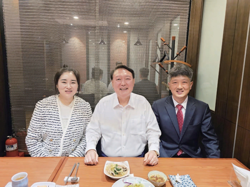 4월19일 윤석열 전 대통령이 서초동 아크로비스타 사저 부근 식당에서 ‘윤어게인 신당’ 창당에 나섰던 배의철 변호사(맨 오른쪽), 김계리 변호사와 함께 식사해 눈길을 끌었다. ⓒ김계리 변호사 SNS캡쳐