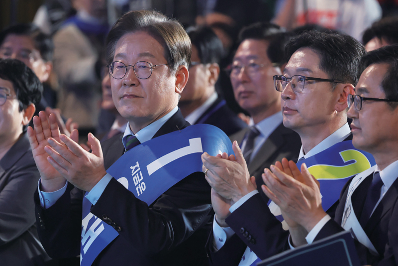 더불어민주당 이재명, 김경수, 김동연 대선 경선 후보(왼쪽부터)가 4월19일 충북 청주체육관에서 열린 제21대 대통령선거 후보자 선출을 위한 충청권 합동연설회에서 박수를 치고 있다. ⓒ시사저널 박은숙