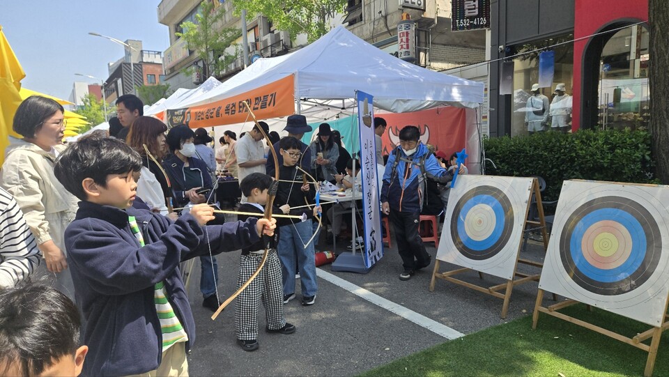 26일 온양온천역 일원에서 시민들이 활쏘기 체험프로그램을 하고 있다. ⓒ시사저널