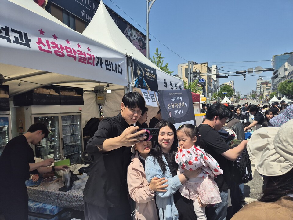 최현석 셰프와 아산 지역 막걸리가 협업한 ‘티막(티하이볼 막걸리)’를 시현 후 기념촬영을 하고 있다. ⓒ시사저널