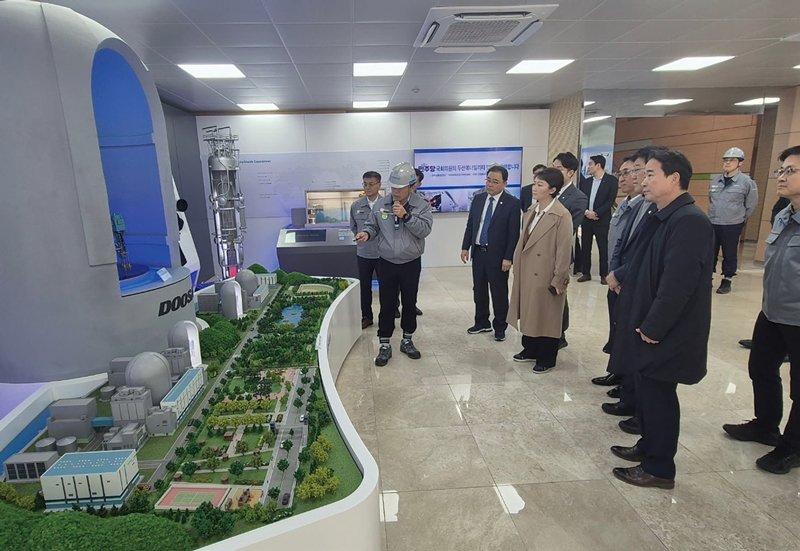 이언주 더불어민주당 최고위원(앞줄 가운데)을 비롯한 민주당 의원들이 3월6일 경남 두산에너빌리티 현지 공장을 방문해 SMR(소형모듈원전) 관련 설명을 듣고 있다. ⓒ이언주 의원실 제공