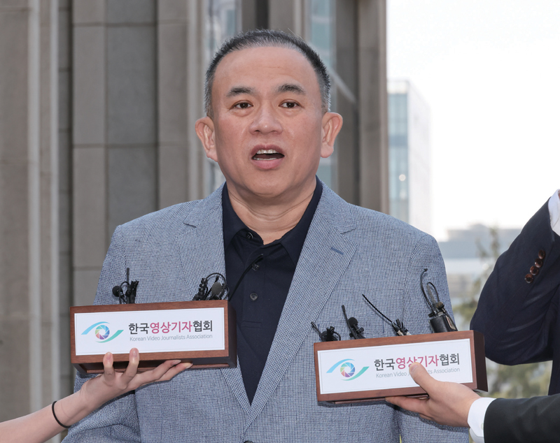 명태균씨가 윤석열 전 대통령 부부 공천 개입 의혹 관련 조사를 받기 위해 4월29일 서초구 서울고검으로 출석하며 취재진 질문에 답하고 있다. ⓒ시사저널 박정훈