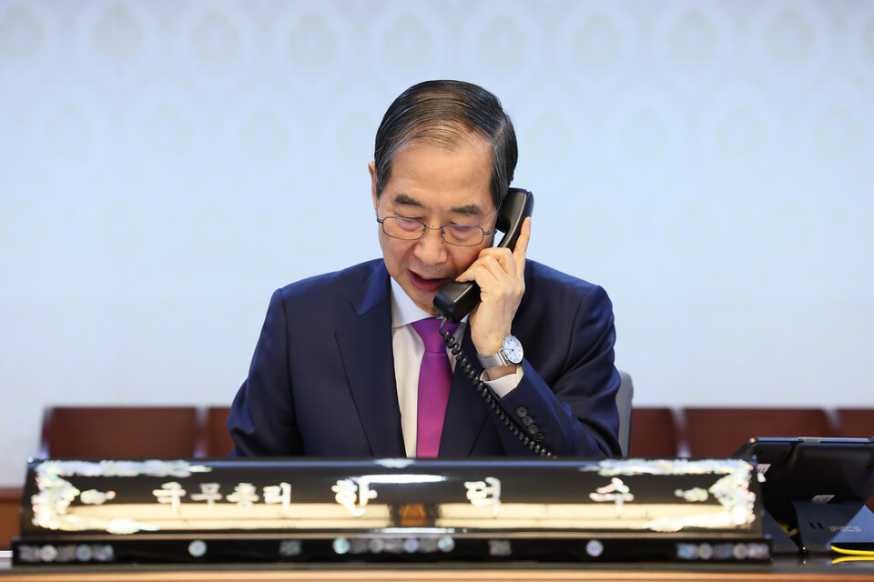 한덕수 대통령 권한대행 국무총리가 지난 8일 정부서울청사에서 도널드 트럼프 미국 대통령과 전화 통화를 하고 있다.ⓒ국무총리실 제공