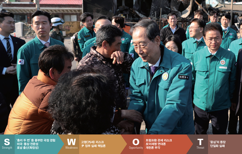 한덕수 전 국무총리가 4월2일 경북 영덕군 산불 피해 현장에서 주민들을 위로하고 있다. ⓒ연합뉴스