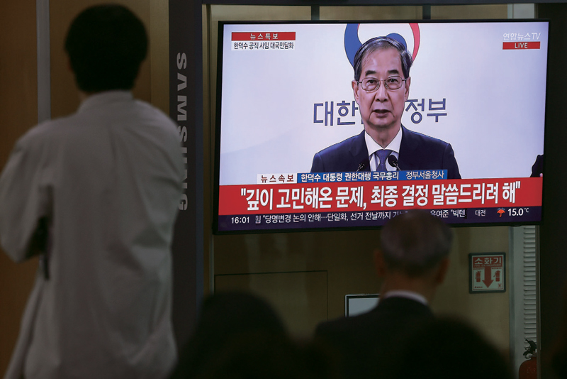 5월1일 서울역 대합실에서 시민이 한덕수 전 국무총리의 대국민담화 생중계를 보고 있다. ⓒ연합뉴스