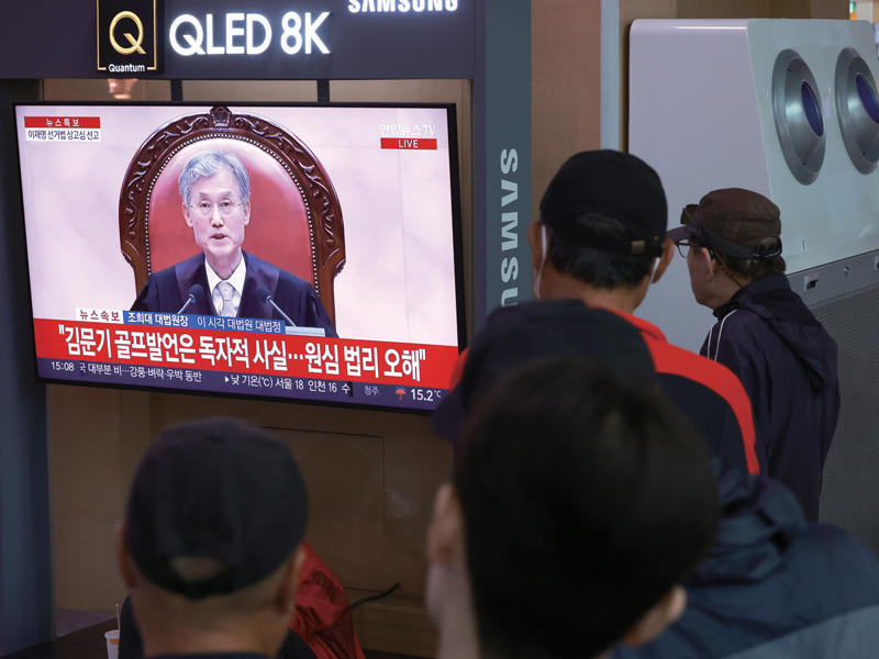 5월1일 서울역에서 시민들이 이재명 더불어민주당 대선후보 공직선거법 사건에 대한 대법원 판결 생중계를보고 있다. ⓒ연합뉴스