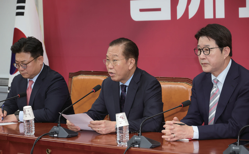 권영세 국민의힘 비상대책위원장(가운데)이 5월1일 국회에서 이재명 더불어민주당 대선후보에게 무죄를 선고한 2심 판결이 대법원에서 유죄 취지로 파기환송된 것과 관련해 기자회견을 하고 있다. ⓒ연합뉴스