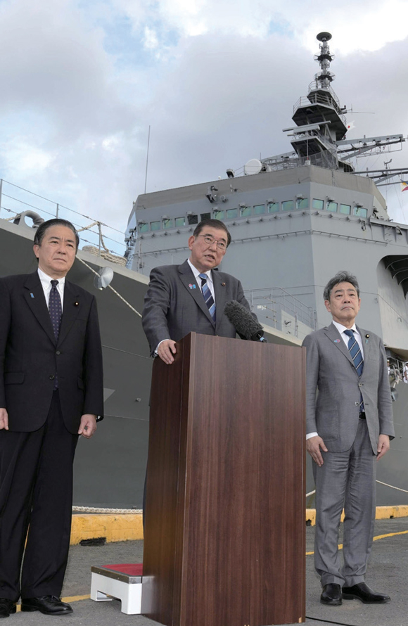 4월30일 이시바 시게루 일본 총리(가운데)가 필리핀 마닐라항에서 일본 해상자위대 기뢰제거지원함 분고와 기뢰 제거함 에타지마를 방문한 후 기자회견을 하고 있다. ⓒKyodo 연합