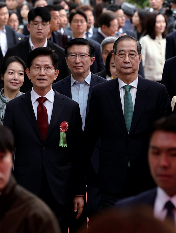 국민의힘 김문수 대선후보(왼쪽)와 무소속 한덕수 대선 예비후보가 5월 5일 서울 종로구 조계사에서 열린 불기 2569년 부처님오신날 봉축법요식에 참석하고 있다. ⓒ연합뉴스