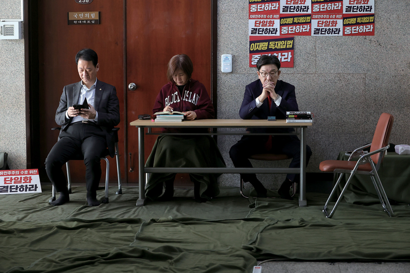 권성동 국민의힘 원내대표가 5월8일 서울 여의도 국회에서 김문수 대선후보를 향해 신속한 단일화를 촉구하며 단식 농성을 하고 있다. ⓒ연합뉴스