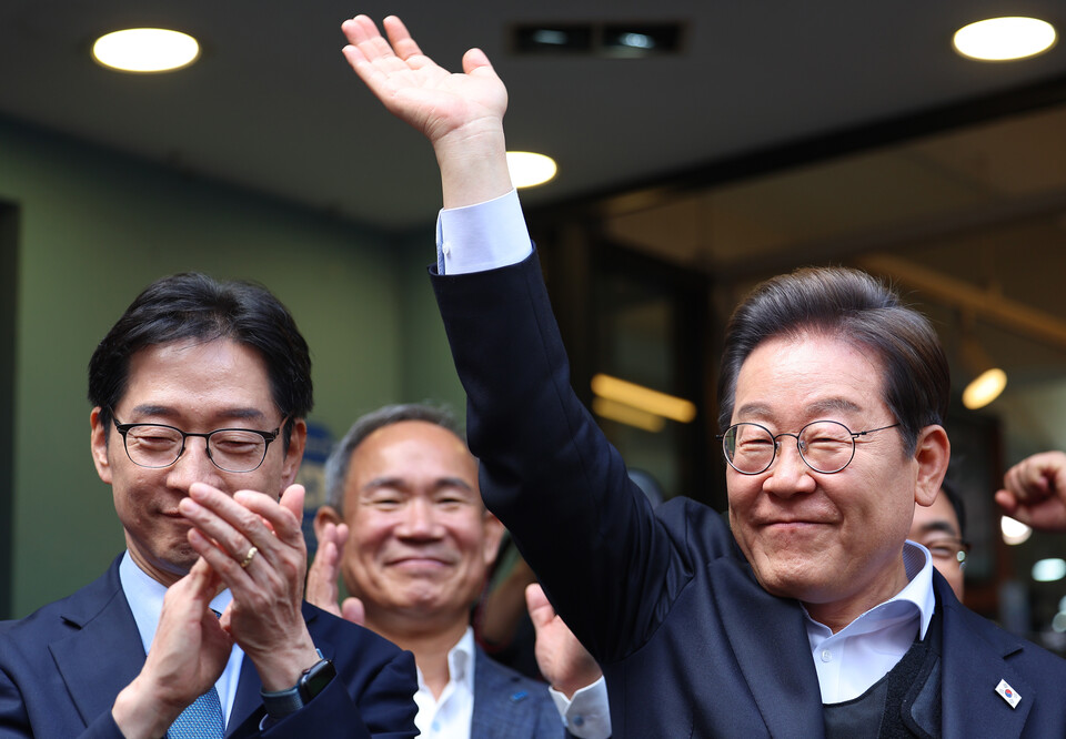 영남 신라벨트 골목골목 경청투어에 나선 더불어민주당 이재명 대선 후보(오른쪽)가 10일 경남 진주시 대안동 차없는 거리에서 연설 중 시민들을 향해 손을 흔들고 있다. 왼쪽은 김경수 민주당 중앙선거대책위원회 총괄선대위원장 ⓒ연합뉴스