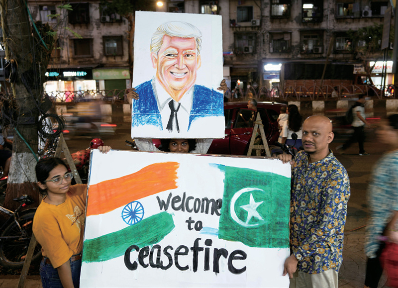 5월10일 인도 뭄바이에서 인도와 파키스탄 간 휴전을 기념하며 학생들과 그들의 교사가 도널드 트럼프 미국 대통령의 초상화를 들고 축하하고 있다. ⓒAP 연합