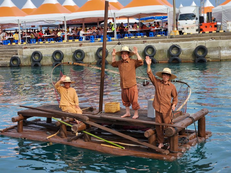 제주 어민들이 예전에 자리돔을 어획할 때 이용했던 ‘테우’. ⓒ서귀포시 제공