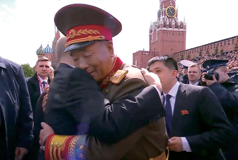 러시아 붉은광장에서 제2차 세계대전 승리 80주년을 기념하는 대규모 열병식이 열린 가운데, 블라디미르 푸틴 러시아 대통령(왼쪽)과 김영복 조선인민군 총참모부 부총참모장(상장)이 포옹하고 있다. ⓒ리아노보스티 방송