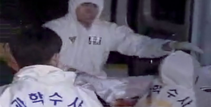 충북 진천에서 성폭행당한 후 살해된 여대생의 시신을 경찰이 옮기고 있다. ⓒMBC 방송화면 캡쳐