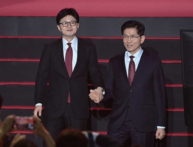 국민의힘 김문수(오른쪽)·한동훈 대선 경선 후보가 5월3일 경기 일산 킨텍스에서 열린 제5차 전당대회에서 기념촬영을 마친 뒤 무대를 내려오고 있다. ⓒ국회사진취재단