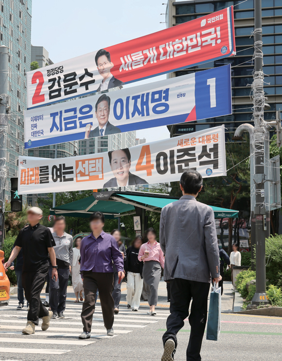 제21대 대통령선거 공식 선거운동 둘째 날인 5월13일 서울 시내 한 거리에 대통령 후보의 현수막이 걸려 있다. ⓒ시사저널 박정훈