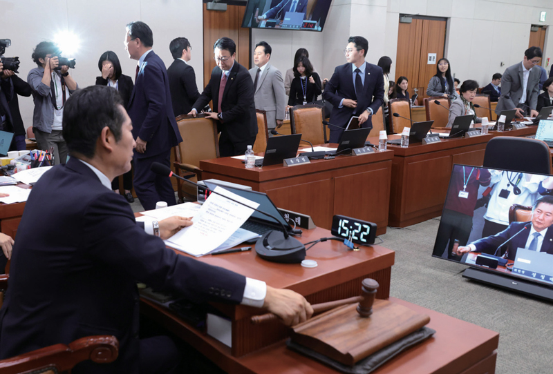 정청래 국회 법제사법위원장이 5월7일 국회 법제사법위원회 전체회의에서 국민의힘 의원들이 퇴장하는 가운데 ‘조희대 대법원장 등 사법부의 대선개입 의혹 진상규명 청문회 실시계획서’ 채택을 의결하고 있다. ⓒ시사저널 박은숙