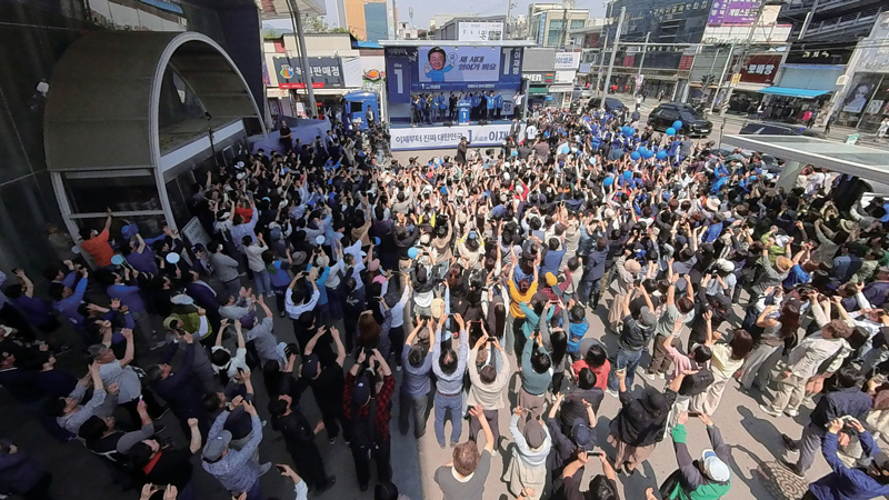 이재명 더불어민주당 대선후보가 5월13일 경북 구미역 광장에서 열린 유세에 참석하며 인사하고 있다. ⓒ시사저널 박은숙