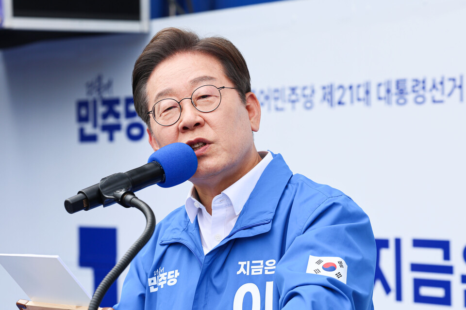 14일 이재명 더불어민주당 대선 후보가 경남 창원시 상남분수광장에서 열린 집중 유세에서 지지를 호소하고 있다. ⓒ연합뉴스