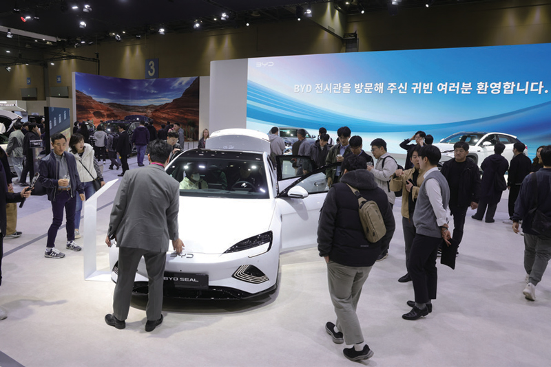 4월4일 경기도 고양시 킨텍스에서 열린 2025 서울모빌리티쇼 개막식에서 관람객들이 BYD 차량을 보고 있다. ⓒ연합뉴스