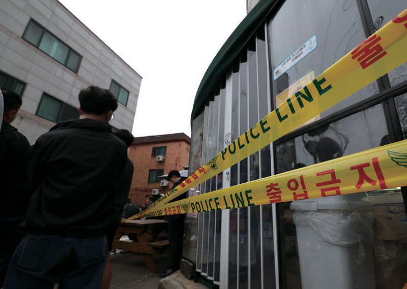 5월19일 흉기 피습 사건이 일어난 경기 시흥시 정왕동의 한 편의점에 폴리스라인이 설치됐다. ⓒ뉴스1