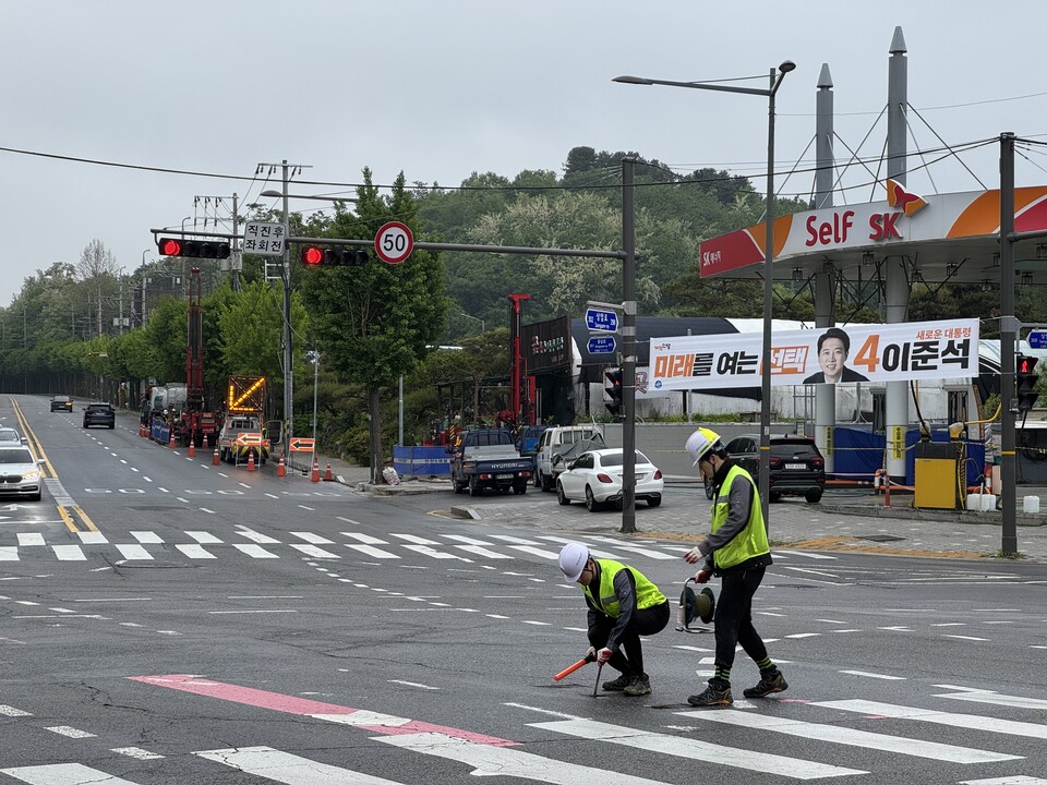 5월15일 서울시 강동구 명일동 땅꺼짐 사고 현장 인근에서 관계자들이 계측기를 사용해 조사를 진행하고 있다. ⓒ시사저널 백진우