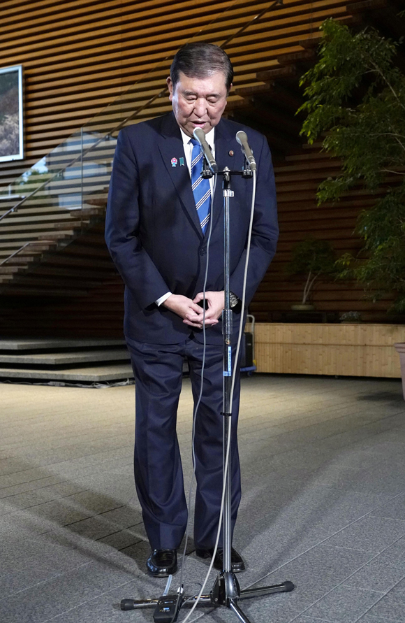 5월19일 이시바 시게루 일본 총리가 지지자들로부터 쌀을 받았다는 발언으로 논란이 된 에토 다쿠 농림수산상과의 회동 후 도쿄 총리 관저에서 기자회견을 하고 있다. ⓒKyodo 연합