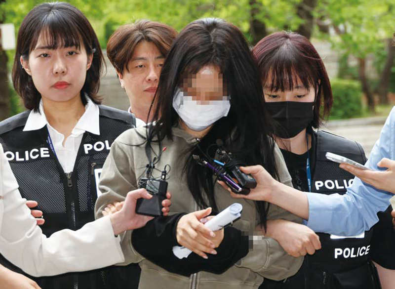 ‘임신 협박’ 혐의의 20대 여성 양모씨가 5월17일 영장 실질심사를 받기 위해 서울중앙지법에 들어서고 있다. ⓒ연합뉴스