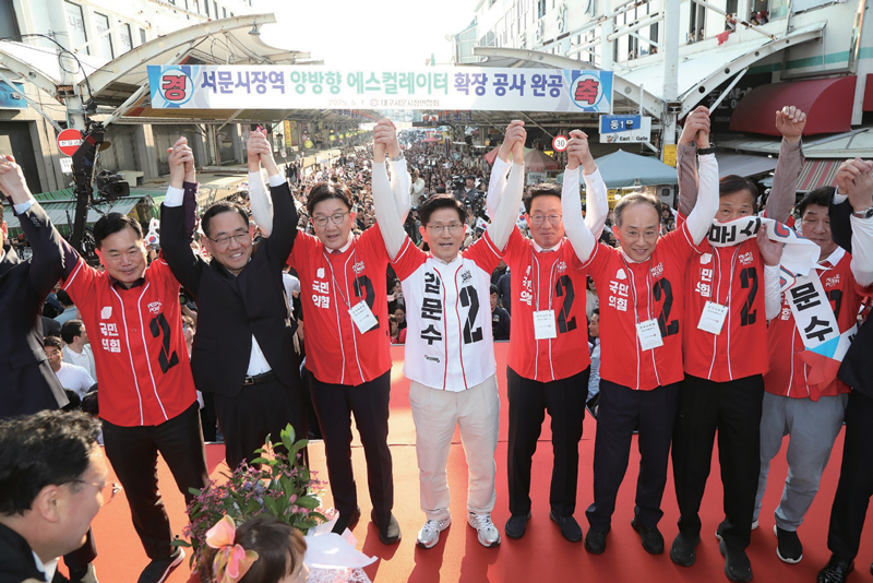김상훈 국민의힘 정책위의장(왼쪽 다섯 번째)이 5월12일 김문수 국민의힘 대선후보(왼쪽 네 번째)와 함께 대구 서문시장 유세 현장에서 손을 잡고 만세를 하고 있다. ⓒ김상훈 의원실 제공