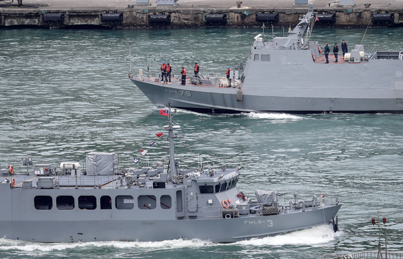 4월2일 대만 기륭시 인근 기륭항에서 대만 해군의 광화 6형 미사일 보트(위쪽)와 민장급 기뢰부설함이 순찰을 하고 있다. ⓒEPA 연합