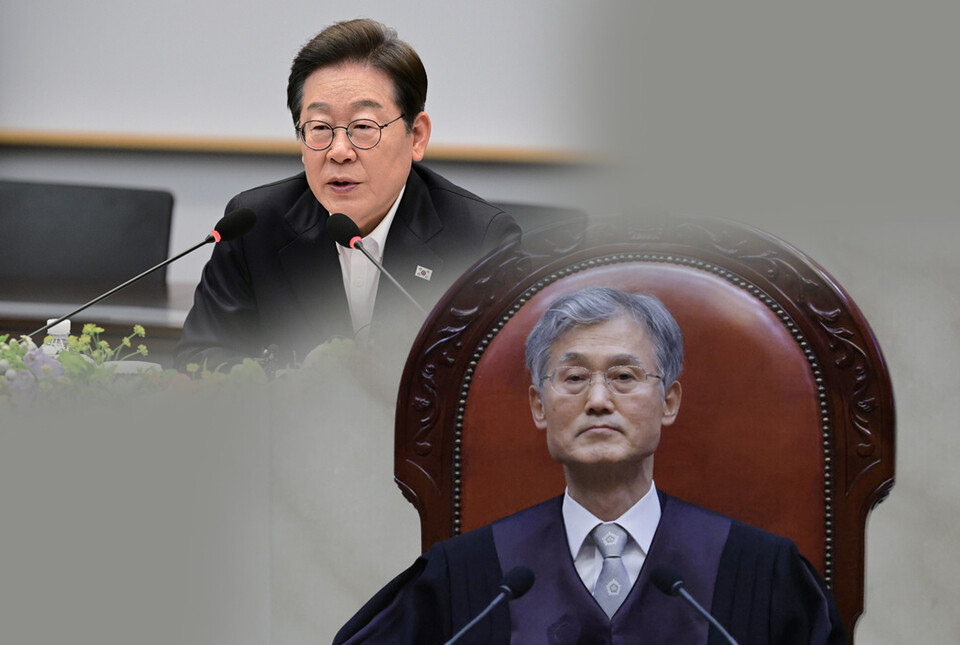 (오른쪽)조희대 대법원장이 이례적인 속도로 (왼쪽)이재명 더불어민주당 대선 후보의 공직선거법 사건 신속 심리·판결을 해, 여론의 뭇매를 맞고 있다. 법조계와 정치권 안팎에서 “사법이 정치에 개입했다”는 비판이 거세졌고, 사법부 개혁이 새로운 의제로 떠올랐다. ⓒ시사저널 양선영 디자이너·연합뉴스