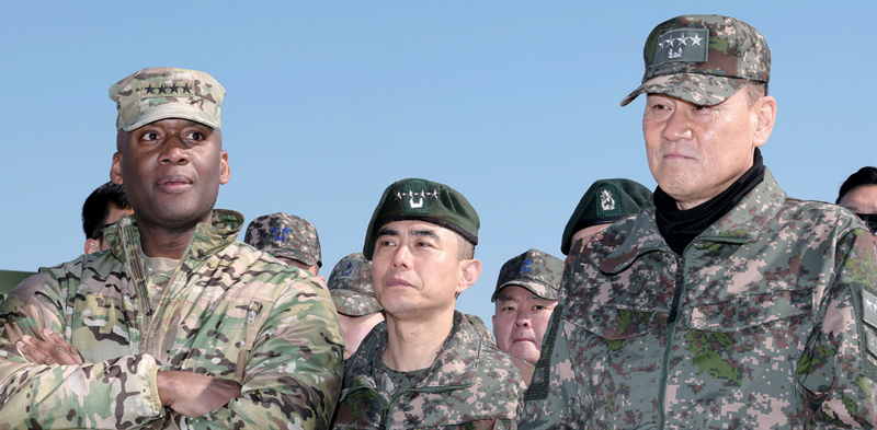 3월6일 김명수 합참의장(오른쪽)과 제이비어 브런슨 한미연합군사령관이 경기 포천시 승진훈련장에서 열린 ‘2025년 전반기 한미 연합 수도기계화보병사단 통합화력 실사격 훈련’을 찾아 현장 지도를 하고 있다. ⓒ사진공동취재단