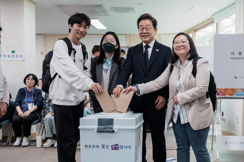 이재명 더불어민주당 후보가 제21대 대통령선거 사전투표 첫날인 5월29일 인천 계양1동 사전투표소를 찾아 투표하고 있다. ⓒ시사저널 박은숙