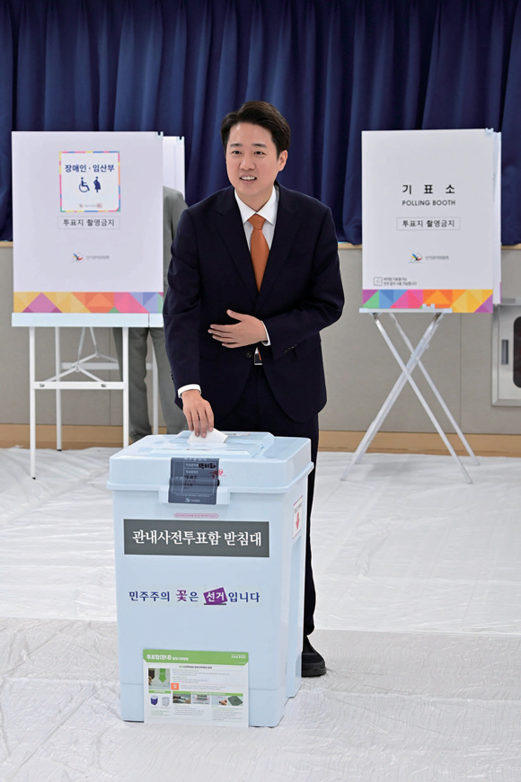 이준석 개혁신당 후보가 제21대 대통령선거 사전투표 첫날인 5월29일 경기도 화성시 동탄9동 사전투표소를 찾아 투표하고 있다. ⓒ연합뉴스