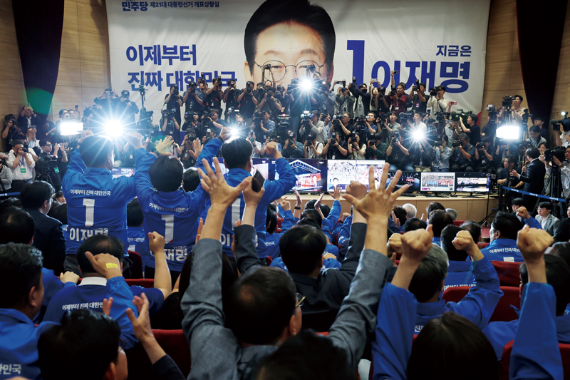 더불어민주당 선대위 관계자들이 6월3일 국회 의원회관 에서 제 21대 대통령선거 지상파 출구조사 결과 이재명 후보가 51.7%로 앞서는 것으로 발표되자 환호하고 있다. ⓒ시사저널 박은숙